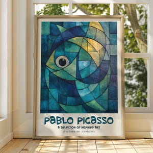 Pode incluir: Um cartaz com uma pintura abstrata geométrica de um peixe azul e verde com um olho amarelo. O cartaz tem o texto "PABLO PICASSO" e "A SELECTION OF INSPIRED ART" com as datas "25 DE OUTUBRO DE 1981 - 8 DE ABRIL DE 1973".