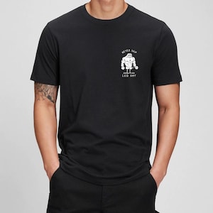 Funny Gym Bulldog T-Shirt – Never Skip Leg Day Meme Workout Tee