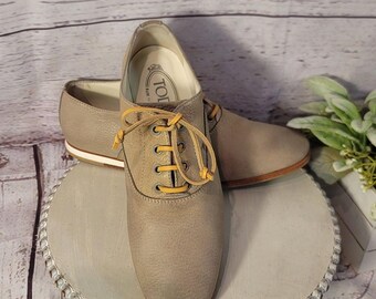 Zapatos Oxford con cordones para mujer Tod's, color beige/topo / Talla 39EU/8.5US. Hechos en Italia.