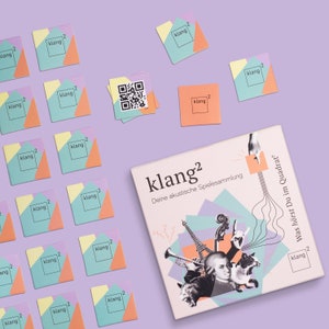Könnte beinhalten: Eine Spielbox mit dem Titel "klang2" und dem Text "Deine akustische Spielesammlung". Die Box ist pink und hat ein farbenfrohes Design mit Musikinstrumenten und einem QR-Code. Das Spiel heißt "Was hörst Du im Quadrat?" und hat verschiedene bunte Karten mit dem Wort "klang" darauf.