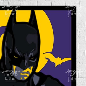 Pu&ograve; includere: Un'illustrazione in nero e giallo di Batman su uno sfondo viola. L'immagine &egrave; stilizzata e presenta una grande luna gialla dietro la testa di Batman.