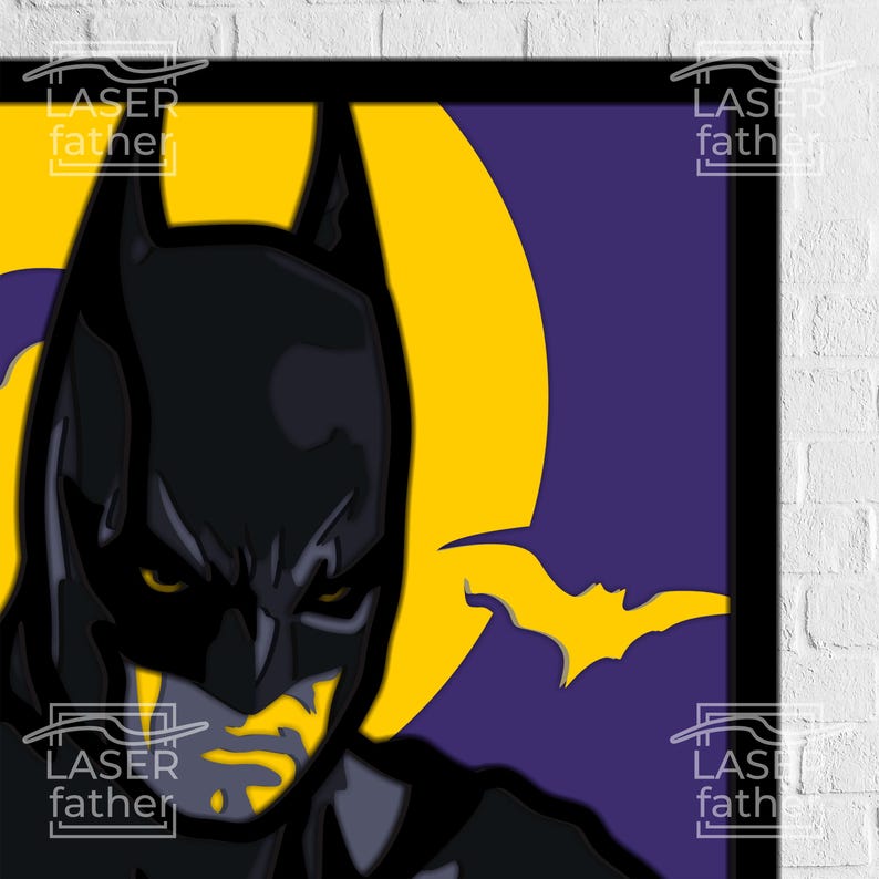 Pu&ograve; includere: Un'illustrazione in nero e giallo di Batman su uno sfondo viola. L'immagine &egrave; stilizzata e presenta una grande luna gialla dietro la testa di Batman.