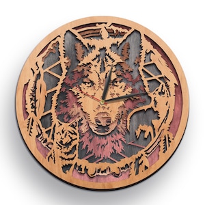 Puede incluir: Un reloj de madera con la cara de un lobo en el centro. La cara del lobo está tallada en un diseño detallado y tiene una combinación de colores rojo, marrón y negro. El reloj está rodeado por un diseño de atrapasueños con plumas.