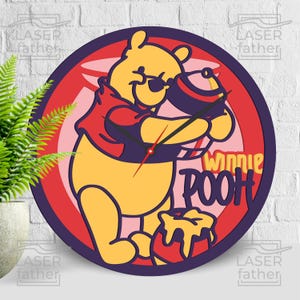 Winnie the Pooh SVG, Reloj de Disneyland, Madera cortada a láser en capas, Arte de oso de dibujos animados, Descarga digital instantánea, Diseño de Cricut, Manualidades Xtool