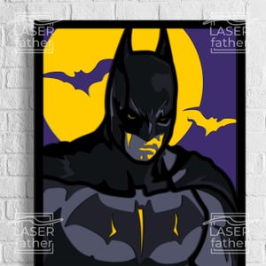 Pu&ograve; includere: Un'illustrazione in nero e giallo di Batman in piedi davanti a una luna gialla con uno sfondo viola. I pipistrelli volano nel cielo.