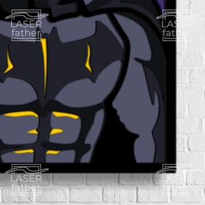 Pu&ograve; includere: Primo piano di un costume da supereroe nero e giallo. Il costume ha un torso muscoloso e un mantello. Il viso del supereroe non &egrave; visibile.