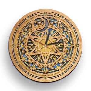 Puede incluir: Un reloj de madera con un diseño de estrella azul y dorada. La esfera del reloj presenta una luna creciente y una estrella con un diseño de sol. Las manecillas del reloj son negras y rojas.