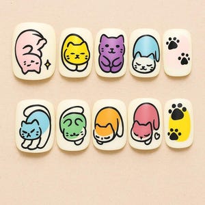 Leuke kleurrijke kat druk op de nagels, kawaii kitty nail art, cartoon kat ontwerp, handgemaakte geltips, ovale korte kunstnagelset