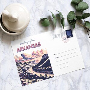Carte postale Arkansas vintage en téléchargement numérique – Art de voyage rétro dans les montagnes Ozark, décoration murale pittoresque à l'état naturel, impression de carte d'état imprimable
