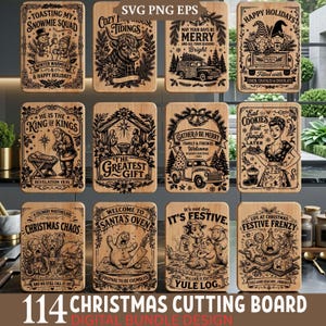 Peut inclure: Une collection de douze planches à découper rectangulaires en bois présentant diverses illustrations et textes sur le thème des fêtes, incluant des bonhommes de neige, une vache highland, un camion vintage, une crèche et des personnages en pain d'épice.