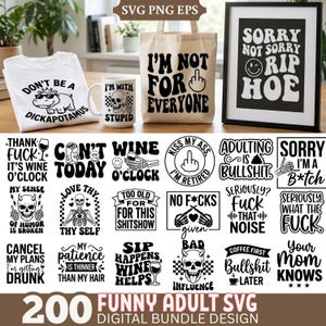 Pode incluir: Uma coleção de designs SVG humorísticos, incluindo uma camiseta branca com um gráfico de hipopótamo, uma caneca com uma caveira, uma sacola com um dedo médio e arte emoldurada. Os designs apresentam texto e gráficos arrojados com temas adultos.