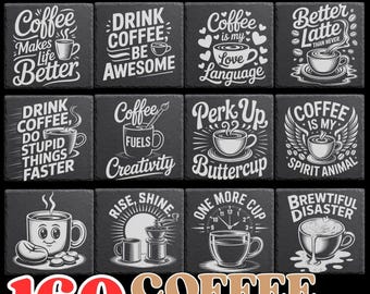 Puede incluir: Un conjunto de posavasos cuadrados de pizarra con diseños y citas sobre el café en letras blancas. Los posavasos presentan varios gráficos relacionados con el café, incluyendo tazas, granos y frases como "Coffee Makes Life Better". La imagen también incluye el texto "160 COFFEE PNG BUNDLE".