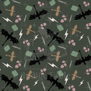 Op de afbeelding: Donkergroen herhalend patroon met zwarte en bruine draken, witte bliksemschichten, kleine messen, groene vierkanten en roze bloemaccenten. Het ontwerp bevat een vervaagde boekillustratie en de tekst "Indigo Fable Studio".