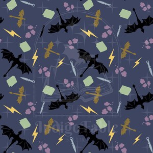 Op de afbeelding: Een herhalend patroon op een marineblauwe achtergrond met zwarte en gouden draken, gele bliksemschichten, kleine groene rechthoeken, zilveren messen en paarse bloemaccenten. Het ontwerp bevat een vervaagde illustratie van een open boek en de tekst "Indigo Fable Studio".