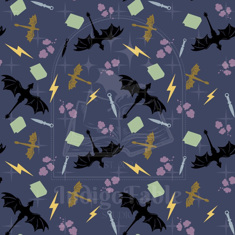 Op de afbeelding: Een herhalend patroon op een marineblauwe achtergrond met zwarte en gouden draken, gele bliksemschichten, kleine groene rechthoeken, zilveren messen en paarse bloemaccenten. Het ontwerp bevat een vervaagde illustratie van een open boek en de tekst "Indigo Fable Studio".