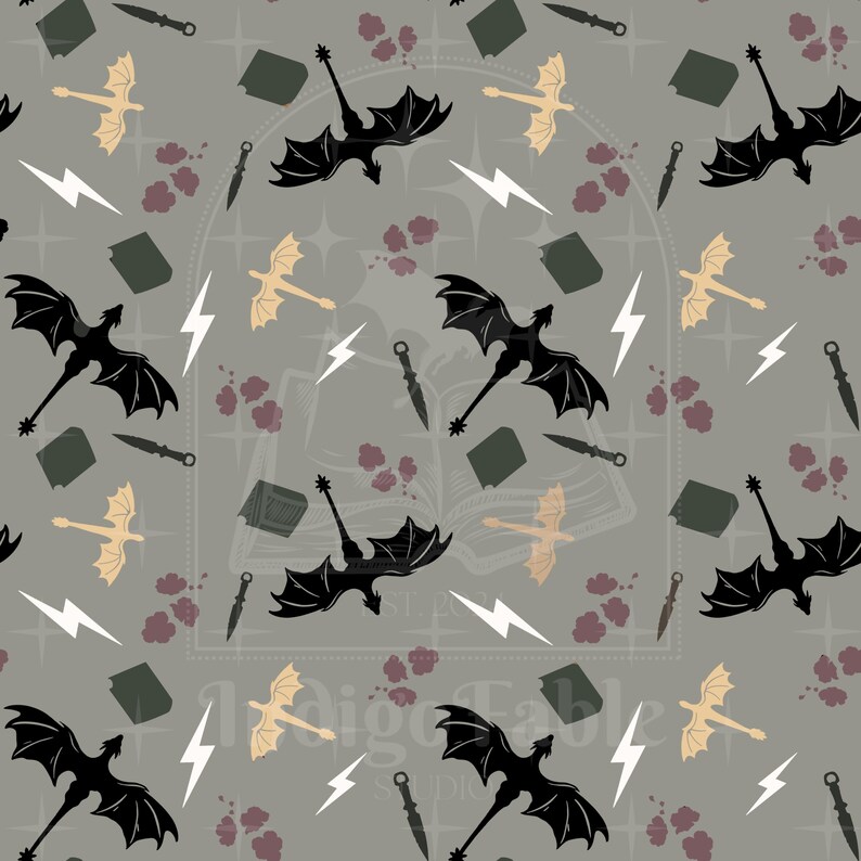 Op de afbeelding: Een herhalend patroon op een grijze achtergrond met zwarte draken, bruine draken, witte bliksemschichten, kleine zwarte dolken, donkergroene rechthoeken en bordeauxrode spetters. Het ontwerp heeft een fantasiethema.