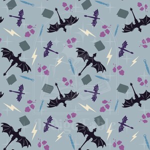 Op de afbeelding: Een herhalend patroon op een lichtblauwe achtergrond toont gestileerde zwarte draken, paarse draken, bliksemschichten, dolken en boekillustraties. Het ontwerp heeft een fantasiethema.