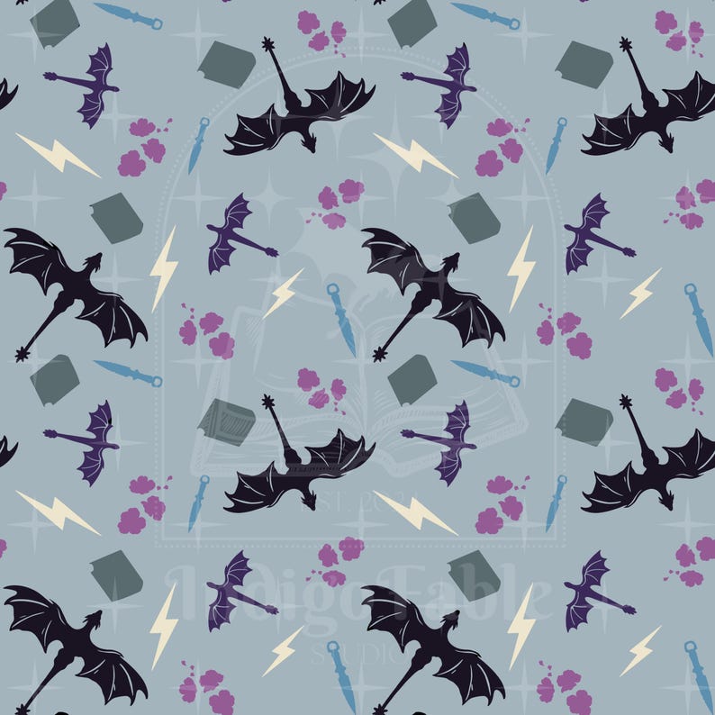 Op de afbeelding: Een herhalend patroon op een lichtblauwe achtergrond toont gestileerde zwarte draken, paarse draken, bliksemschichten, dolken en boekillustraties. Het ontwerp heeft een fantasiethema.