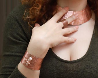 Conjunto Bastet em cobre, composto por colar, pulseira e anel.