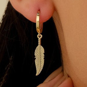 Minimalist Gold Feather Dangle Earrings, Stylish Feather Drop Earrings for Women, Gold Dangle Earrings with Feather Design,Gift for Birthday