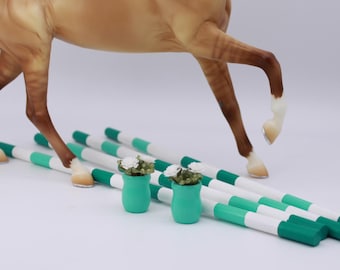 Model Horse Trail Pole Set – 1:9 Scale Breyer Accessories – Green & White