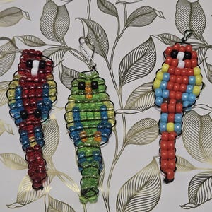 Pendentif perroquet Kandi : jouet animal agité