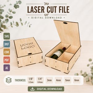 Może przedstawiać: Cyfrowy plik do wycinania laserowego drewnianej skrzynki na wino. Skrzynka posiada uchylną pokrywę i wewnętrzne przegródki. Jedna skrzynka jest zamknięta z wygrawerowanym napisem YOUR LOGO, druga jest otwarta i zawiera butelkę wina. Zawiera formaty SVG, DXF, CDR, PDF i AI z grubościami materiału 3mm, 4mm, 5mm i 6mm.