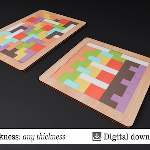 K&ouml;nnte beinhalten: Zwei Holzpuzzles mit bunten geometrischen Formen. Die Puzzles sind rechteckig mit einem hellbraunen Rahmen. Der Text "Thickness: any thickness" und "Digital download" sind sichtbar.