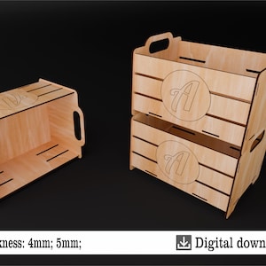 以下が含まれることがあります： 上部にハンドルが付いた木製の収納ボックスが2つ。ボックスは積み重ねられています。ボックスは円形のデザインで、中央に「A」の文字があります。ボックスの厚さは4mmまたは5mmです。デジタルダウンロードです。
