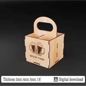 Puede incluir: Un portabotellas de cerveza de madera clara con asa, con dos jarras de cerveza y el texto "BEER TIME". El portabotellas est&aacute; dise&ntilde;ado para contener varias botellas o latas. El grosor es de 3 mm.