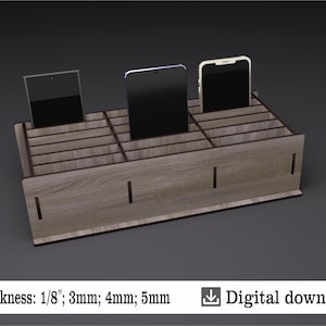 Puede incluir: Un soporte de teléfono de madera con 12 ranuras para guardar teléfonos u otros dispositivos. El soporte está hecho de madera marrón claro y tiene un acabado de veta de madera natural. El soporte tiene un grosor de 1/8 de pulgada y está disponible en espesores de 3 mm, 4 mm y 5 mm. Descarga digital.