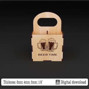 Puede incluir: Un portabotellas de cerveza de madera con asa, con un dise&ntilde;o grabado de dos jarras de cerveza y el texto "BEER TIME". El grosor del portabotellas es de 3mm, 4mm o 5mm. Descarga digital disponible.