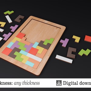 K&ouml;nnte beinhalten: Holz-Tetris-Puzzle mit bunten geometrischen Formen, teilweise in einem Holzrahmen zusammengesetzt. Der Text "Thickness: any thickness" und "Digital download" ist enthalten.