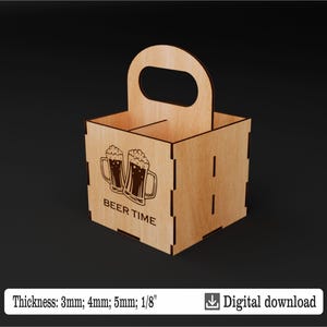 Puede incluir: Un portabotellas de cerveza de madera con asa, con detalles cortados con l&aacute;ser. La parte delantera muestra dos jarras de cerveza con el texto "BEER TIME". El portabotellas est&aacute; dise&ntilde;ado para contener varias botellas o latas. Grosor: 3mm, 4mm, 5mm.