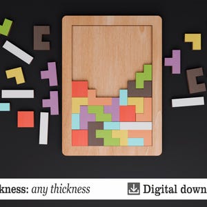 Könnte beinhalten: Holz-Tetris-Puzzle mit bunten geometrischen Formen, einige davon in einem Holzrahmen platziert. Der Text "Thickness: any thickness" und "Digital download" sind ebenfalls sichtbar. Die Puzzleteile sind in verschiedenen Farben.