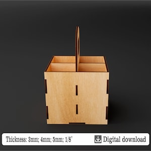 Puede incluir: Un organizador de madera con asa, con cuatro compartimentos. La caja es de madera clara y tiene un asa para facilitar su transporte. El grosor es de 3mm, 4mm, 5mm. La imagen tambi&eacute;n incluye el texto "Digital download".