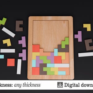 K&ouml;nnte beinhalten: Holz-Tetris-Puzzle mit bunten geometrischen Formen, teilweise in einem Holzrahmen zusammengesetzt. Das Bild enth&auml;lt den Text "Thickness: any thickness" und "Digital download". Verschiedene Formen sind um den Rahmen herum verstreut.