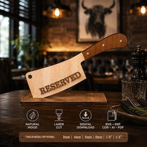 Può includere: Un segnaposto da tavolo in legno a forma di mannaia con la parola RESERVED in lettere in rilievo. L'oggetto presenta una lama chiara e un manico più scuro con due rivetti, montato su una base rettangolare. Il testo indica spessori da 3mm a 6mm.