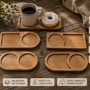 Pode incluir: Uma cole&ccedil;&atilde;o de cinco bandejas de madeira com se&ccedil;&otilde;es rebaixadas para copos e lanches, incluindo uma com uma caneca de caf&eacute; e um donut. A imagem exibe formatos de arquivo digitais SVG, DXF, CDR, PDF e AI para projetos de corte a laser.