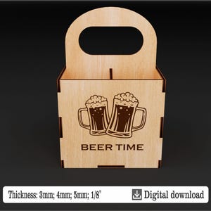 Puede incluir: Un portabotellas de cerveza de madera clara con asa, con dos jarras de cerveza con espuma y el texto "BEER TIME". El portabotellas est&aacute; dise&ntilde;ado para descarga digital y tiene un grosor de 3 mm.