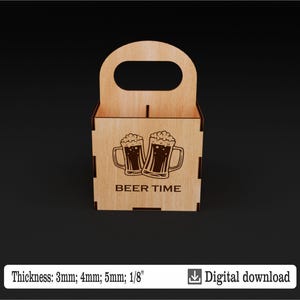 Puede incluir: Un portabotellas de cerveza de madera con asa, con un dise&ntilde;o grabado de dos jarras de cerveza y el texto "BEER TIME". El portabotellas es de madera clara y est&aacute; dise&ntilde;ado para contener varias botellas o latas.