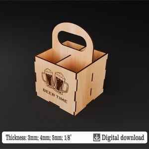 Puede incluir: Un portabotellas de cerveza de madera cortado con l&aacute;ser con un asa, con el texto "BEER TIME" y una ilustraci&oacute;n de dos jarras de cerveza. El portabotellas est&aacute; dise&ntilde;ado para contener varias botellas o latas. El grosor es de 3 mm, 4 mm o 5 mm.