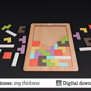 K&ouml;nnte beinhalten: Holz-Tetris-Puzzle mit bunten geometrischen Formen, einige davon in einem Holzrahmen platziert. Der Text "Thickness: any thickness" ist sichtbar. Digitaler Download.