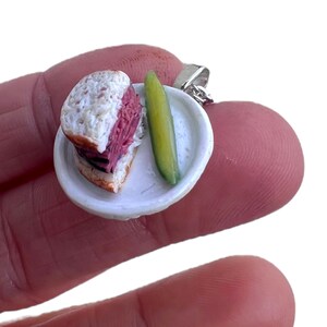 Corned Beef Sandwich mit einer Gurkenkette, koscheres Delikatessen, Miniaturessen Bild 2