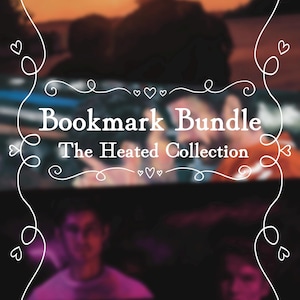 Könnte beinhalten: Bild eines Lesezeichen-Bundles aus der The Heated Collection. Das Bild hat einen verschwommenen Hintergrund mit einem weißen dekorativen Rand aus Herzen und Wirbeln. Der Text "Bookmark Bundle" und "The Heated Collection" wird in Weiß angezeigt.