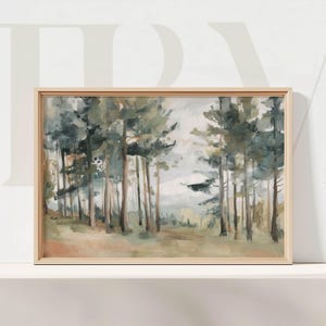 以下が含まれることがあります： 緑と茶色の色合いの細長い木々が描かれた、森の風景の額入り絵画。柔らかい絵画風のスタイルで、明るい色の空と自然な木製のフレームが特徴です。