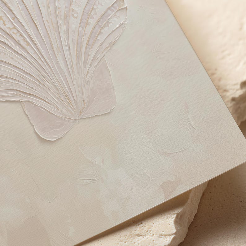 K&ouml;nnte beinhalten: Nahaufnahme eines strukturierten, cremefarbenen Kunstwerks mit einem erhabenen Muscheldesign. Die Muschel befindet sich in der oberen linken Ecke, mit einer f&auml;cherartigen Struktur. Das Kunstwerk befindet sich auf einer hellbeigen Oberfl&auml;che mit subtilen Pinselstrichen.