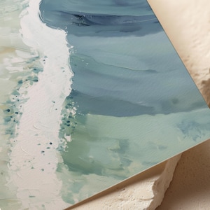 Puede incluir: Impresi&oacute;n art&iacute;stica abstracta de una ola oce&aacute;nica. La obra presenta una ola con espuma blanca, contrastada con tonos azules y turquesas. El estilo de pintura tiene pinceladas visibles, creando un efecto texturizado. La impresi&oacute;n se muestra en &aacute;ngulo.