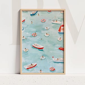 Pode incluir: Uma impressão artística emoldurada com uma pintura a óleo de um mar azul-claro cheio de pequenos barcos brancos e vermelhos, nadadores e boias listradas coloridas. A cena mostra várias pessoas relaxando na água e em pequenas embarcações.