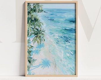 Könnte beinhalten: Ein vertikaler gerahmter Kunstdruck mit einem Ölgemälde einer tropischen Strandszene. Die Komposition zeigt üppige grüne Palmen auf der linken Seite, die Schatten auf den hellen Sandstrand werfen, wo sie auf türkisfarbene Meereswellen und einen blauen Himmel treffen.